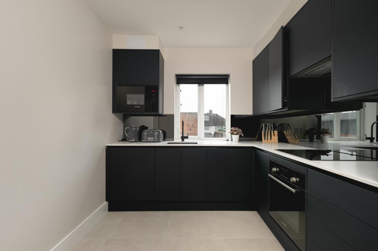 Skyvillion - Cozy Large 4 & 1 Bed In Enfield, Mins To Tube Station, Free Wi-fi *