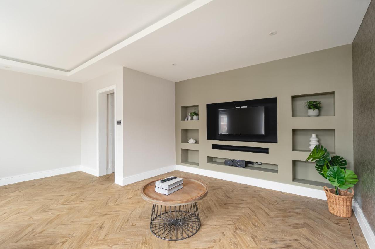 Skyvillion - Cozy Large 4 & 1 Bed In Enfield, Mins To Tube Station, Free Wi-fi Londres