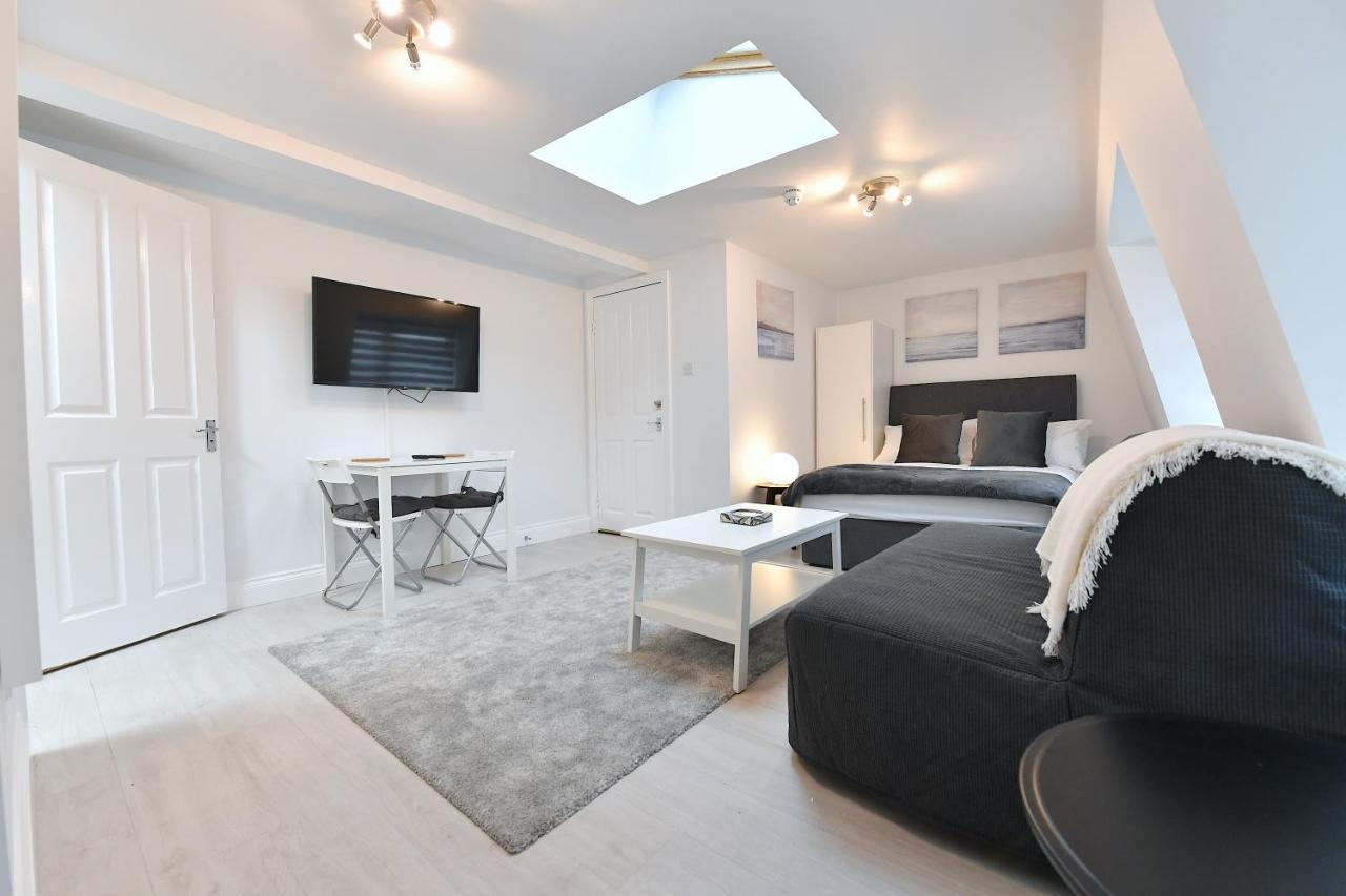 Apartment Studios: Line Convenience Near Westfield