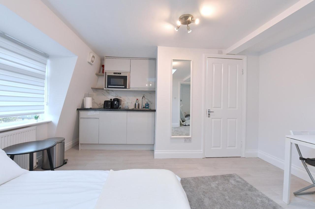 Studios: Line Convenience Near Westfield * London