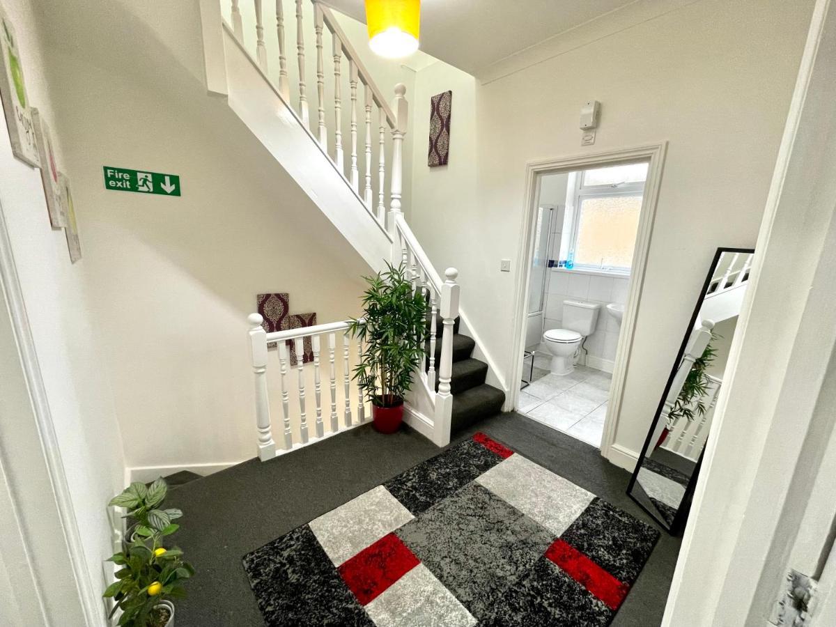 Holiday home 4 Bedrooms House, 3 Bathrooms , Separate Reception, Full Kitchen, Garden, Parking