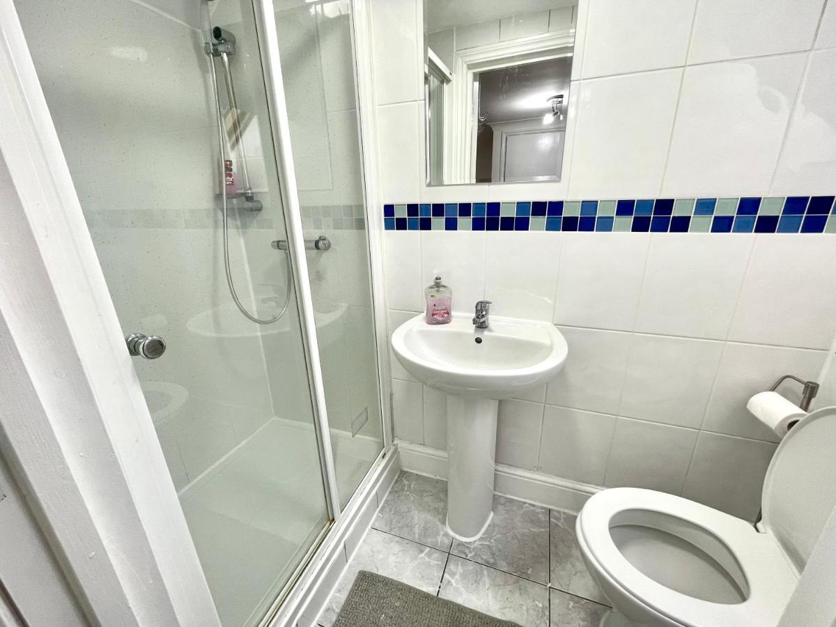 Holiday home 4 Bedrooms House, 3 Bathrooms , Separate Reception, Full Kitchen, Garden, Parking
