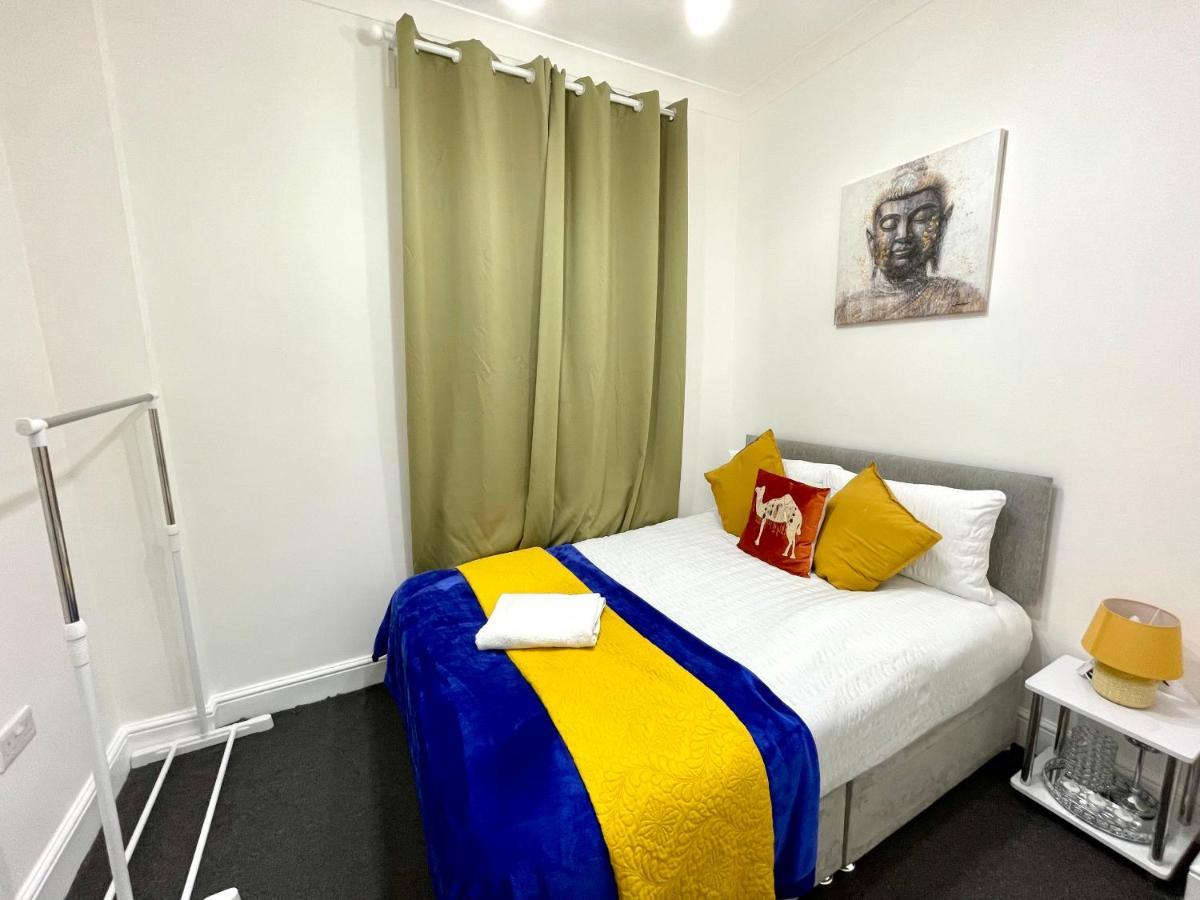 4 Bedrooms House, 3 Bathrooms , Separate Reception, Full Kitchen, Garden, Parking Holiday home *