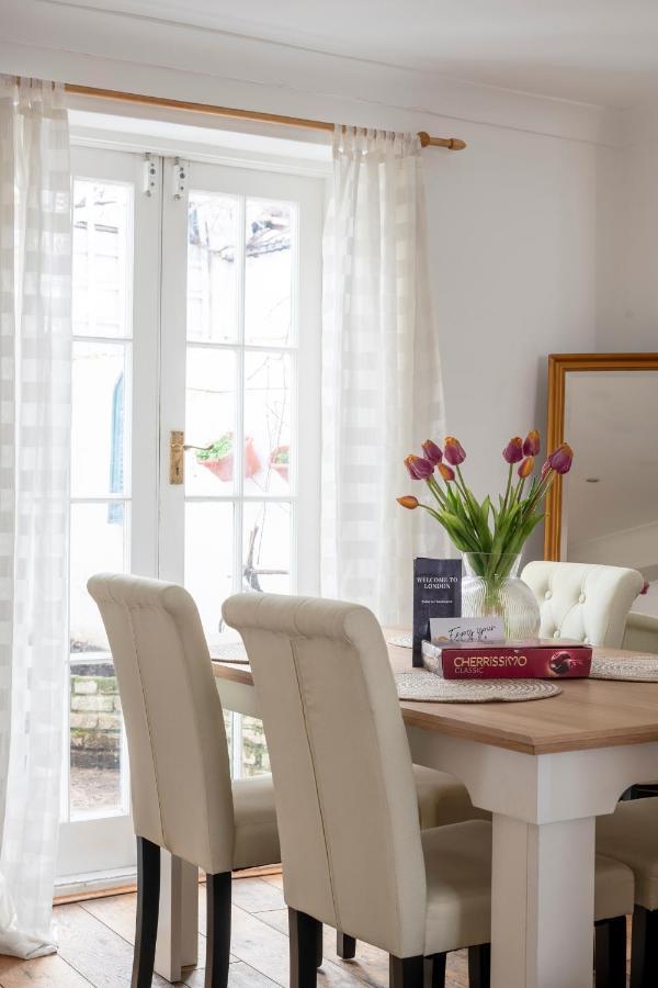 Kensington Two Floor Mews House * Londen