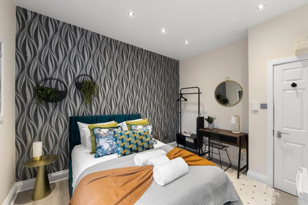 Cozy Nook: Stylish Studio, Walk To Park & Shop Apartment
