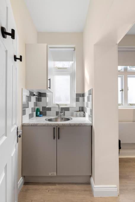 Cozy Nook: Stylish Studio, Walk To Park & Shop