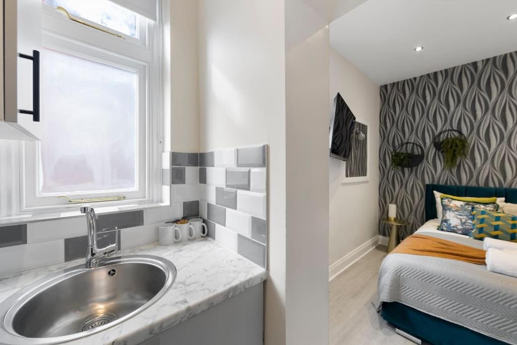 Cozy Nook: Stylish Studio, Walk To Park & Shop Apartment *