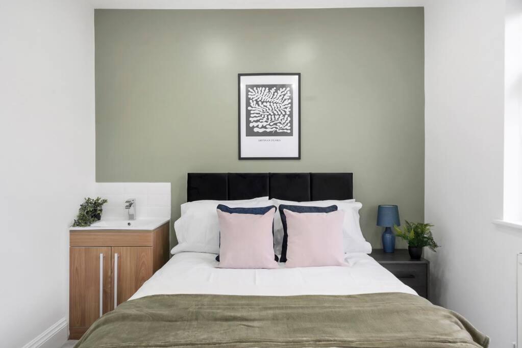Holiday home 4 Bedroom House Free Off Street Parking Walking Distance To Kensal Rise Station *