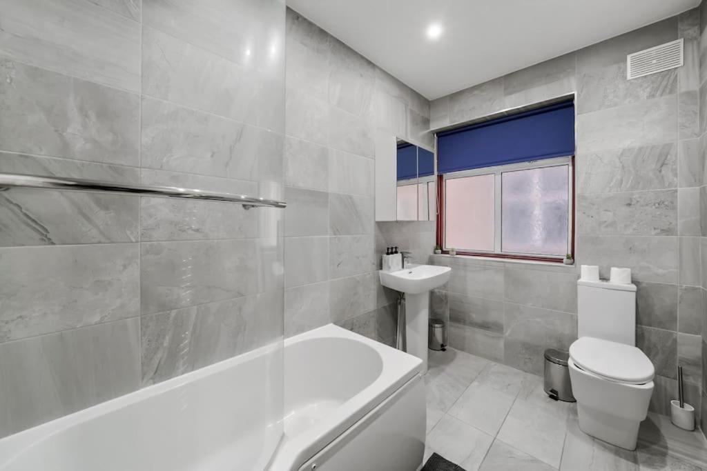 4 Bedroom House Free Off Street Parking Walking Distance To Kensal Rise Station *