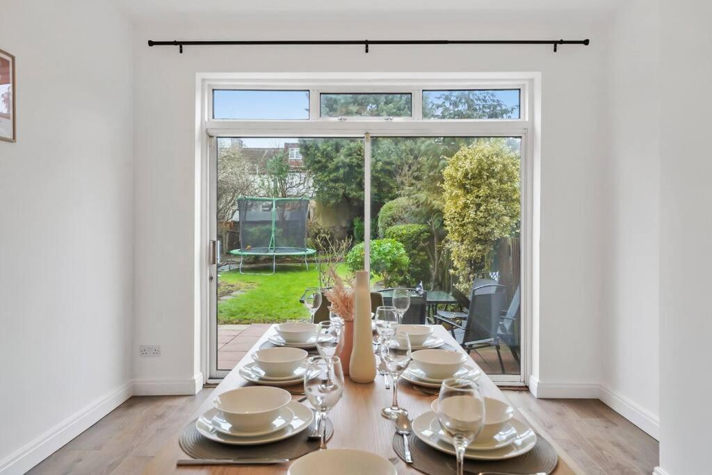 4 Bedroom House Free Off Street Parking Walking Distance To Kensal Rise Station Holiday home London