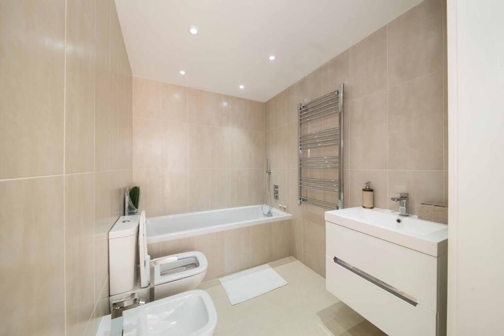 7 Borough - Spacious 2-bed, 2-bath In Prime Location Apartamento *
