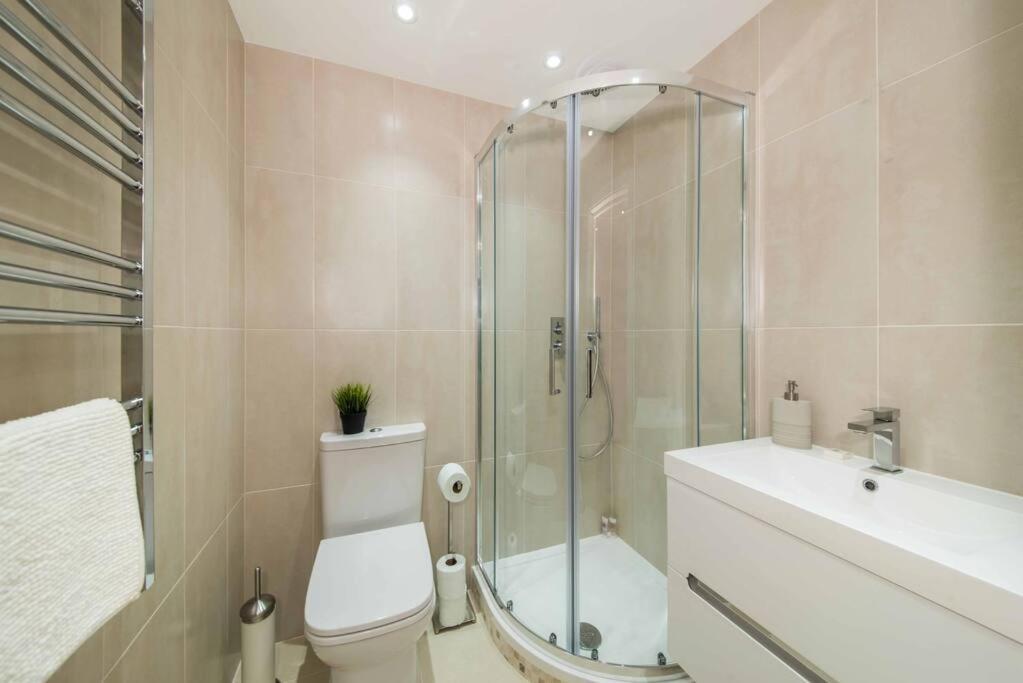 Apartamento 7 Borough - Spacious 2-bed, 2-bath In Prime Location *