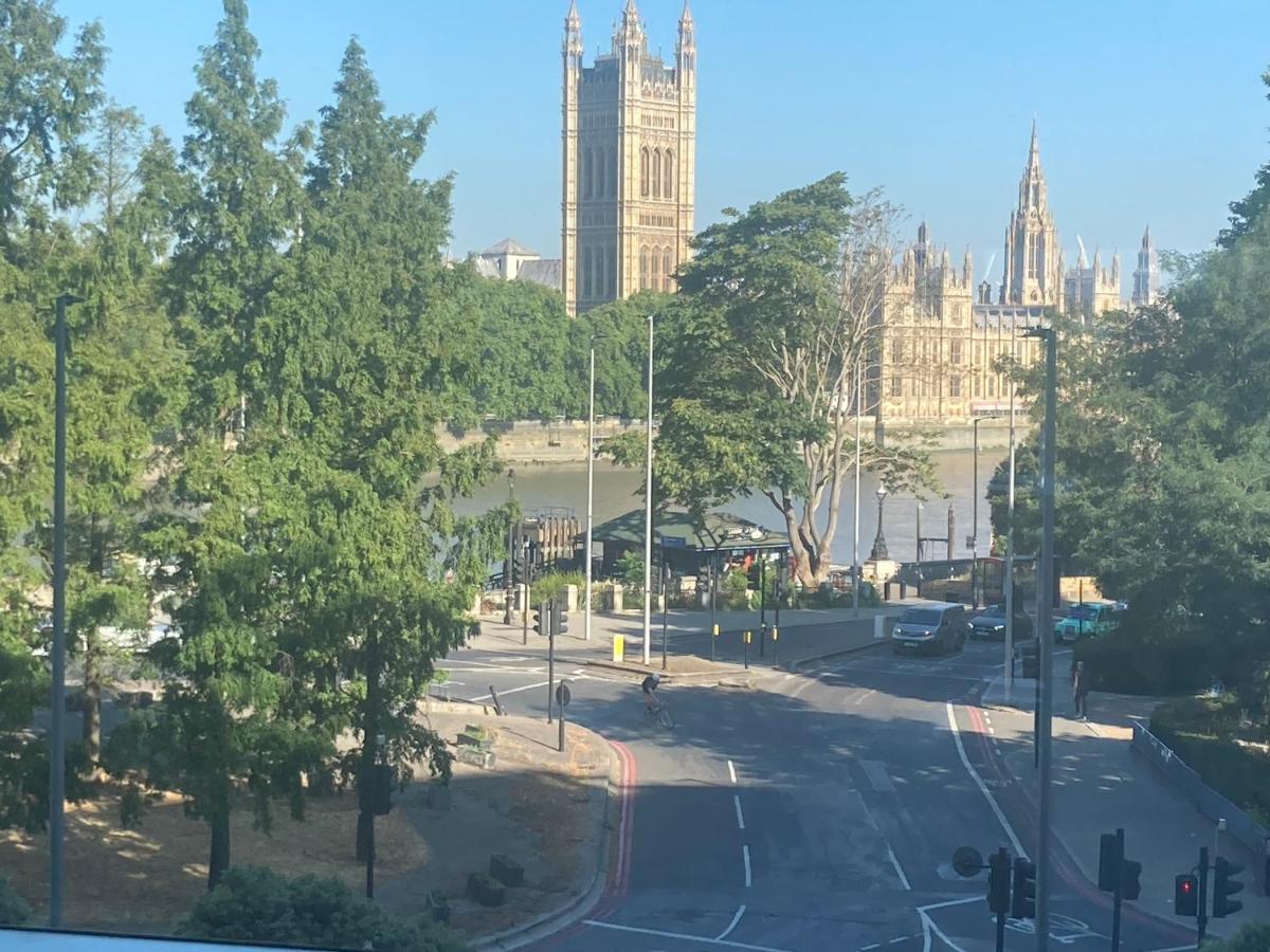 Luxury Designer River View Of Parliament Westminster Big Ben. Londres