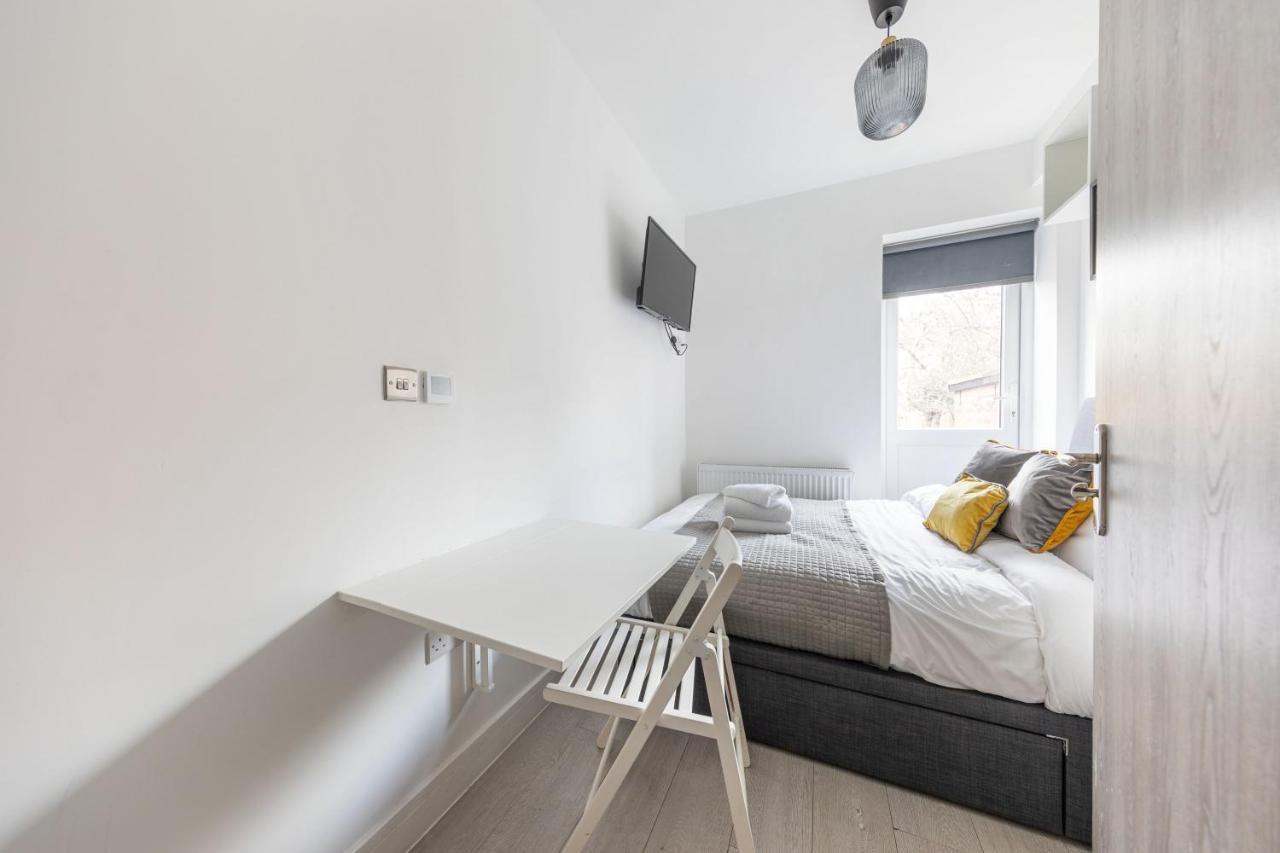 Apartamento Functional Double With An Ensuite Toilet And Shower Near Tube And Bus Stations *
