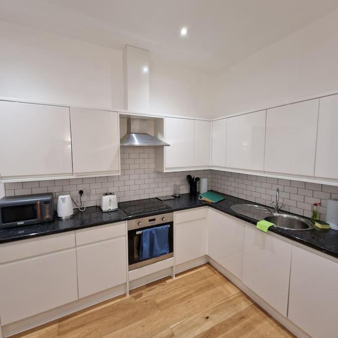 Modern Two Bedroom Ground Floor * Londen