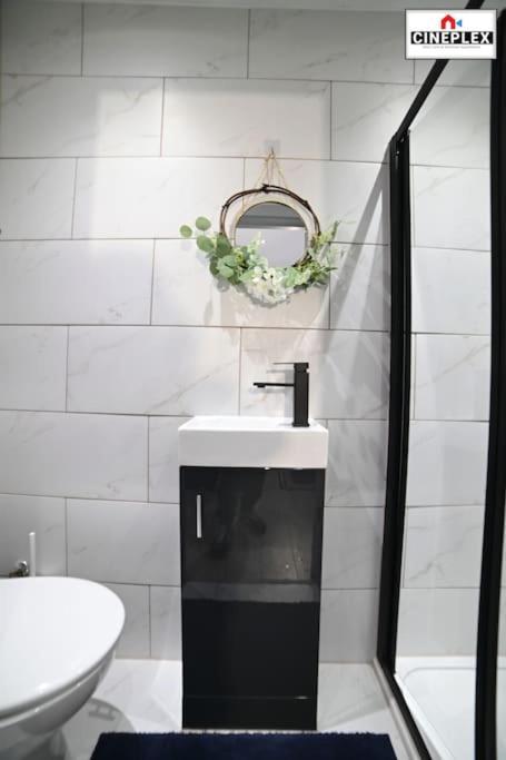 Cheerful 1bed Studio Flat With Netflix And Wi-fi By Cineplex Short Lets & Serviced *