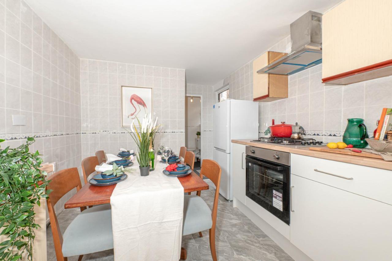 Сasa de vacaciones Xtra Large 4 Bedroom House, Near Excel, And 5 Walk To Train Station *