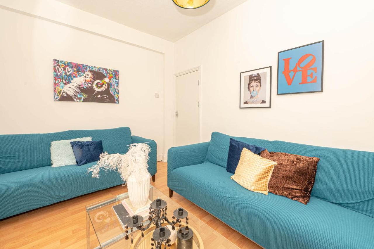 Hébergement de vacances Xtra Large 4 Bedroom House, Near Excel, And 5 Walk To Train Station Londres