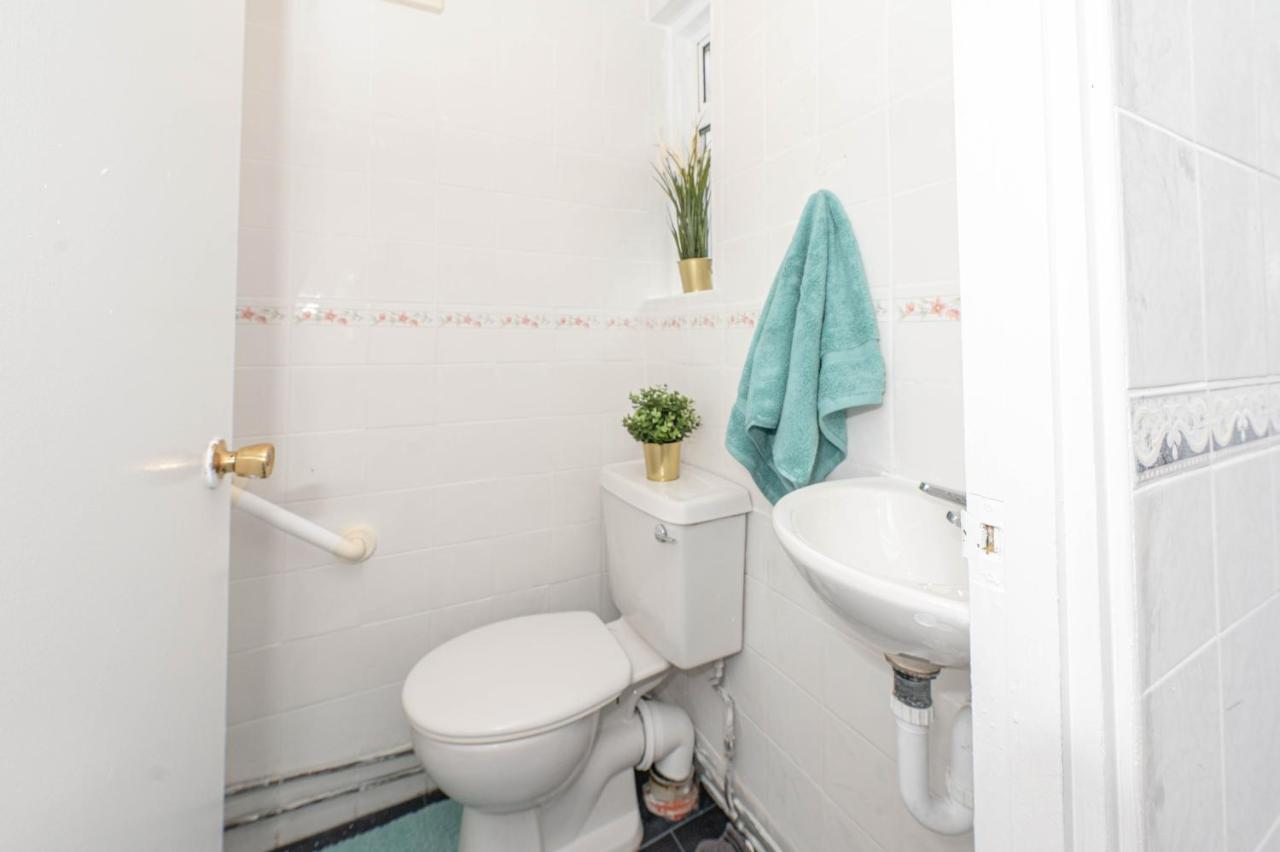 Xtra Large 4 Bedroom House, Near Excel, And 5 Walk To Train Station Londres