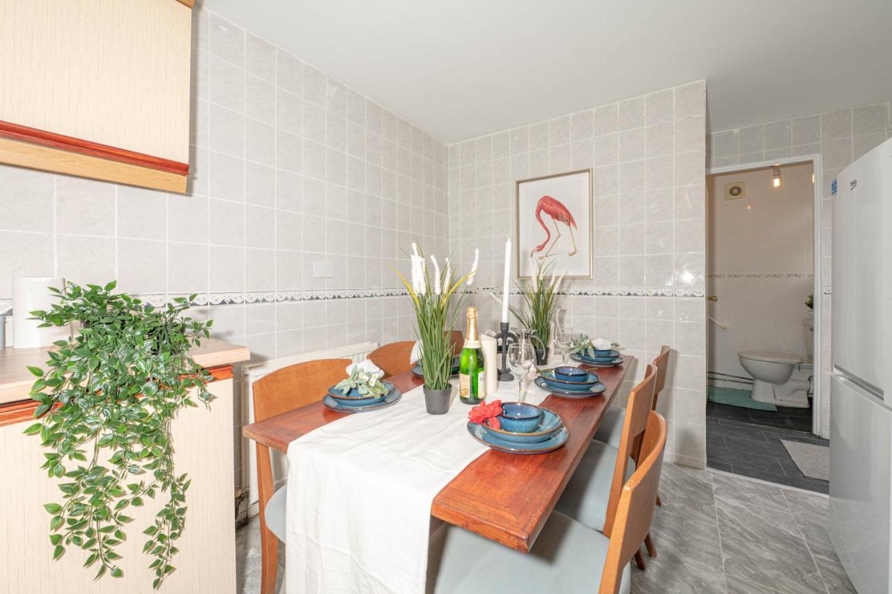 Сasa de vacaciones Xtra Large 4 Bedroom House, Near Excel, And 5 Walk To Train Station