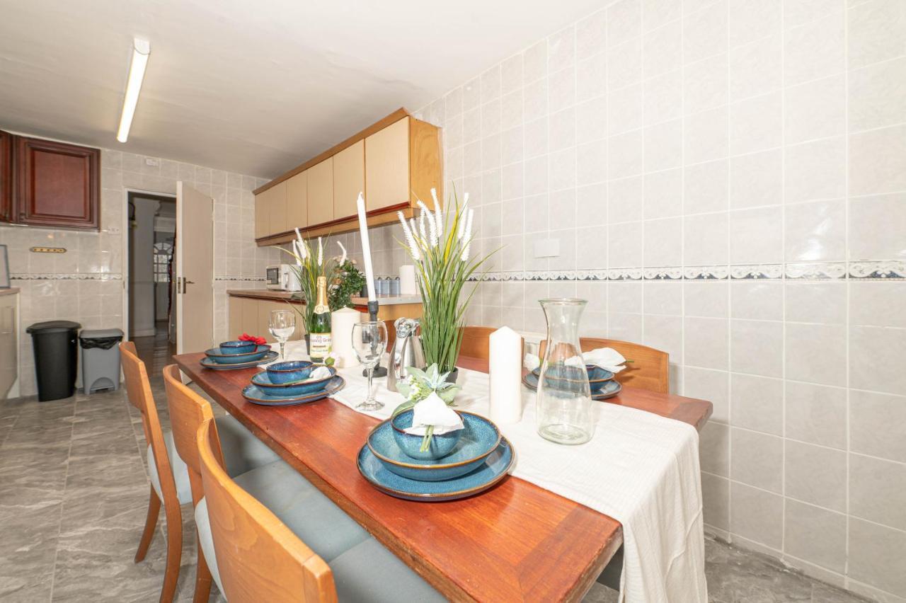 Hébergement de vacances Xtra Large 4 Bedroom House, Near Excel, And 5 Walk To Train Station