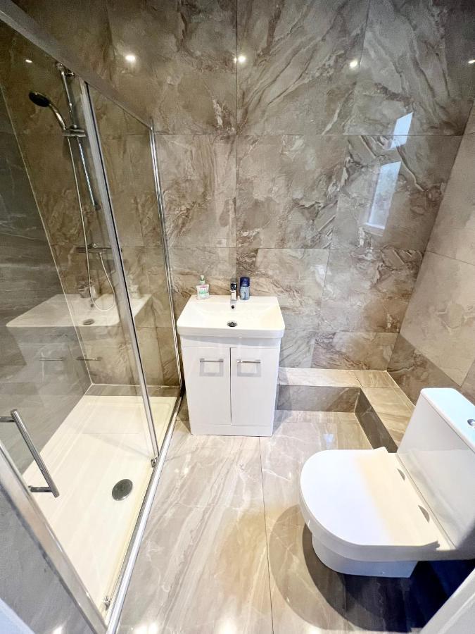 3 Cosy Homes Walking Distance To Mall With Parking Available To Book Separately 3 Bed House Or 1 Bed Or Ferienhaus *
