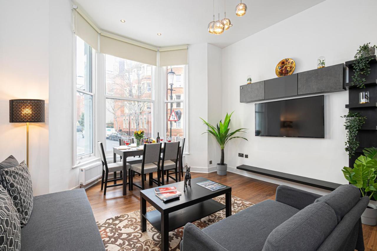 At Kensington And Knightsbridge Apartment