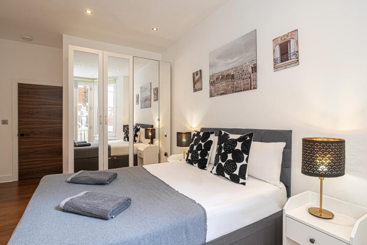 At Kensington And Knightsbridge Apartment