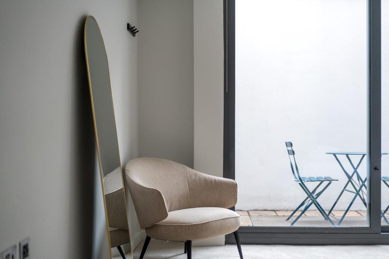 Joivy Stylish 3 Bed, 3 Bath House With Private Courtyard In Chelsea Londen