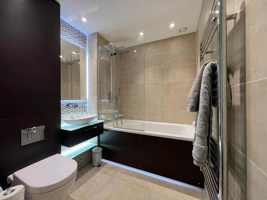 Modern & Secure 3br 2ba In The Heart Of Crossharbour Apartment