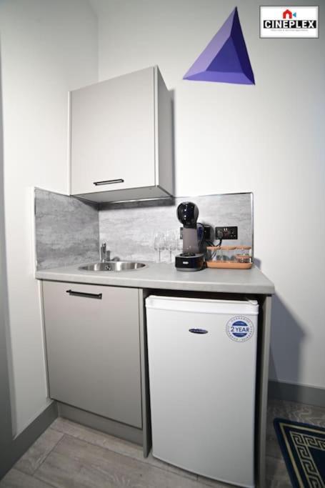 Cheerful 1bed Studio Flat With Netflix And Wi-fi By Cineplex Short Lets & Serviced Apartment *