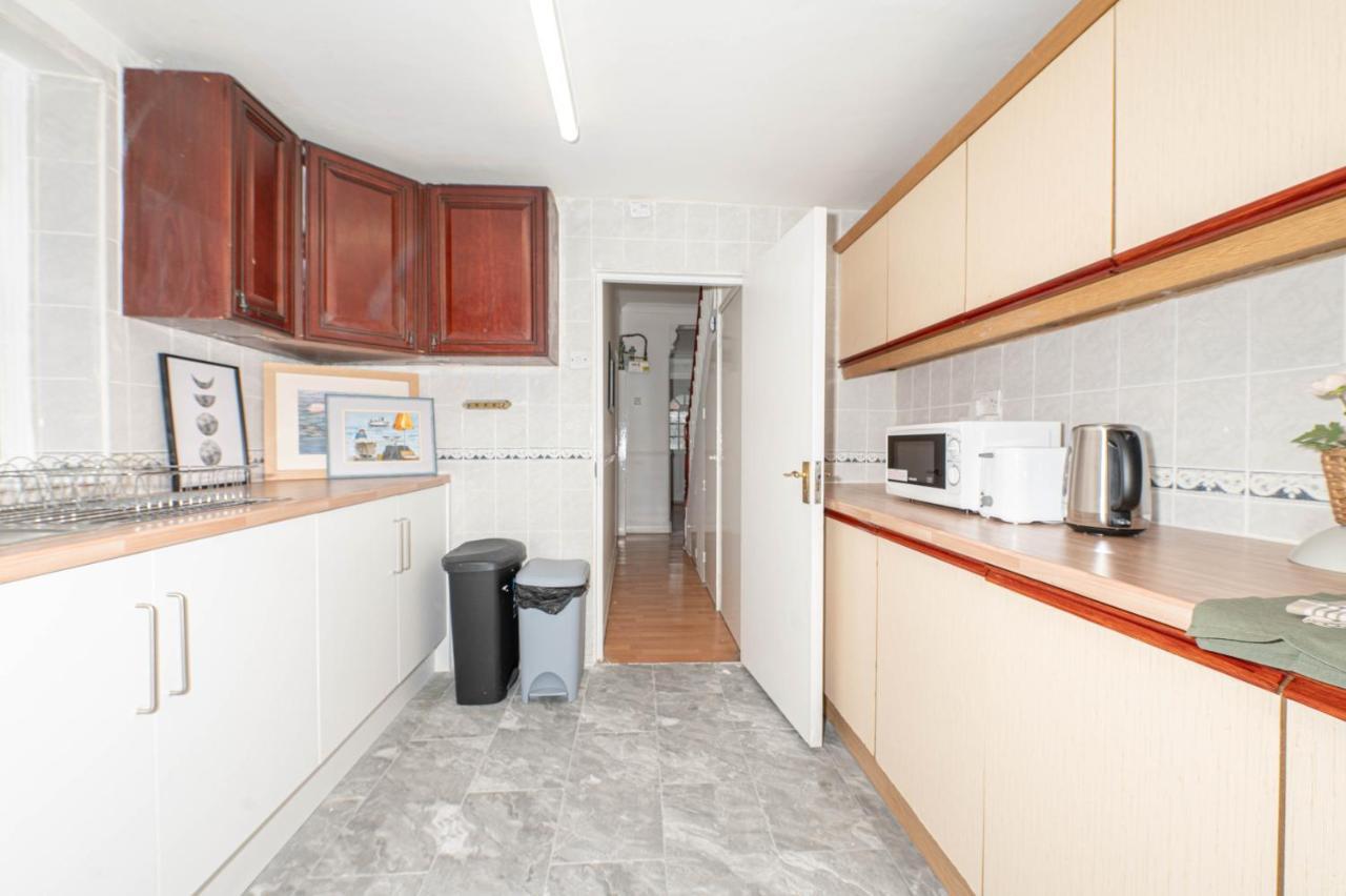 Xtra Large 4 Bedroom House, Near Excel, And 5 Walk To Train Station * Londres