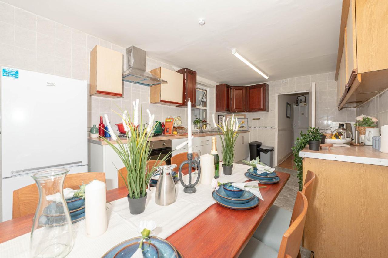 Xtra Large 4 Bedroom House, Near Excel, And 5 Walk To Train Station Сasa de vacaciones *