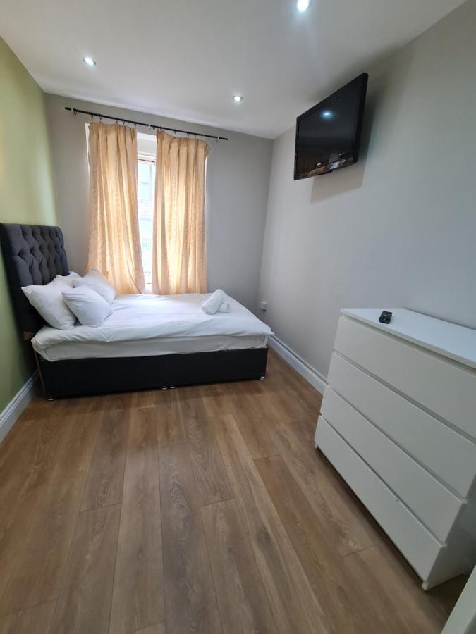 Lovely En-suite Bedroom R7 Appartement Londen