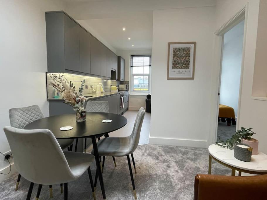 2 Bed Flat West Kensington/fulham Apartment *