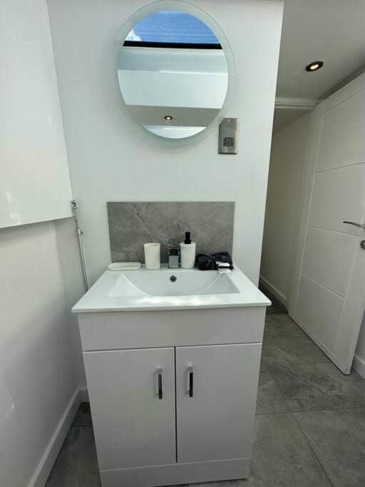 Lovely New Decor Studio - 4 The Southwell * Londres