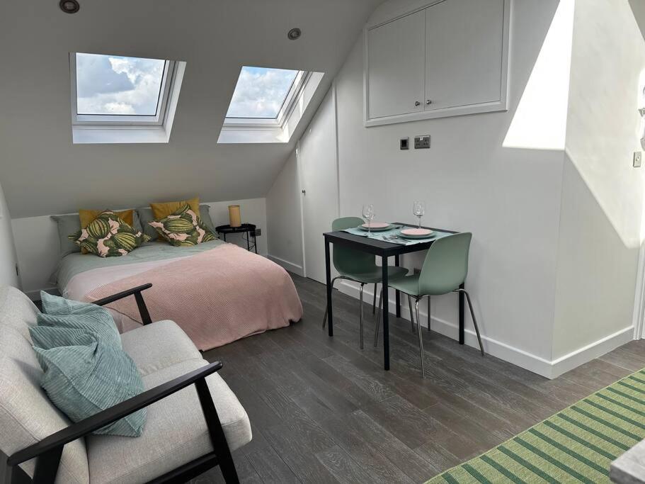 Lovely New Decor Studio - 4 The Southwell Londres
