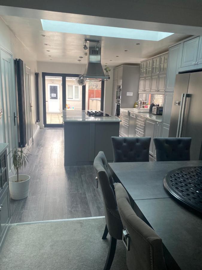 Hameway House- Stunning 4 Bedroom House With A Spacious Kitchen *