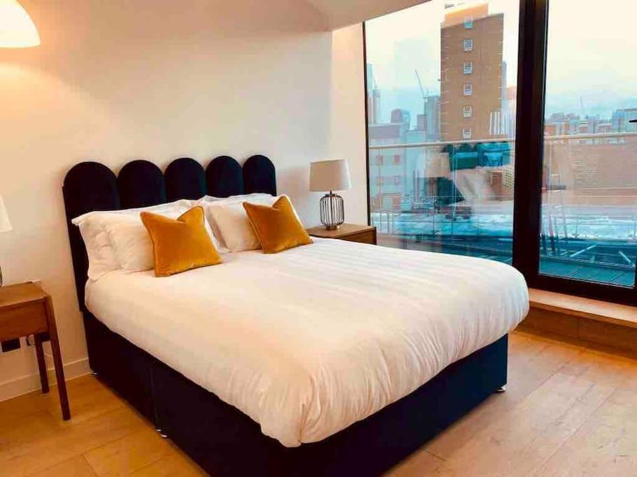 Large 3 Bed 3 Bathrooms Penthouse With Terrace And Views In *