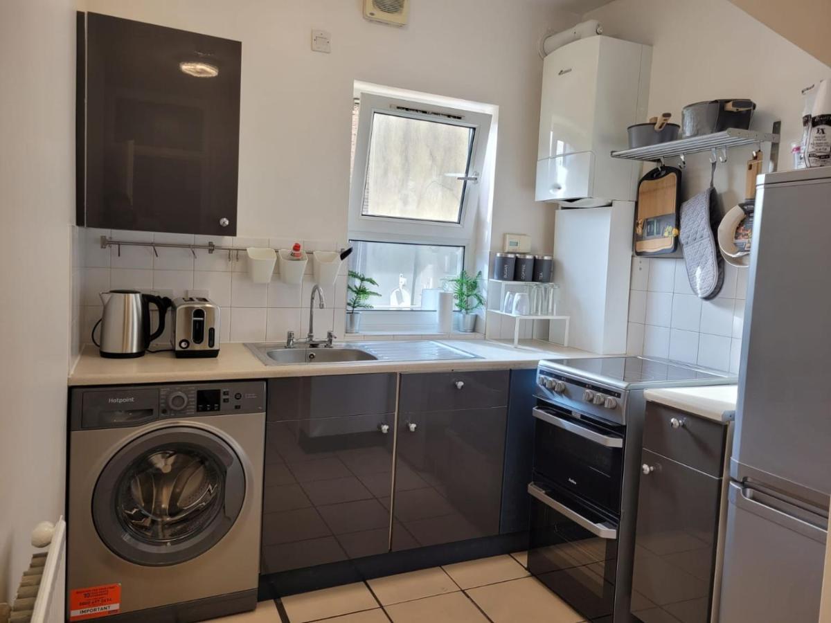 Stunning 1 Bedroom In Apartment *