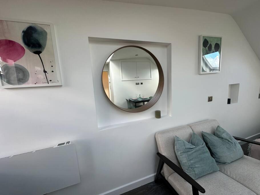 Lovely New Decor Studio - 4 The Southwell * Londen