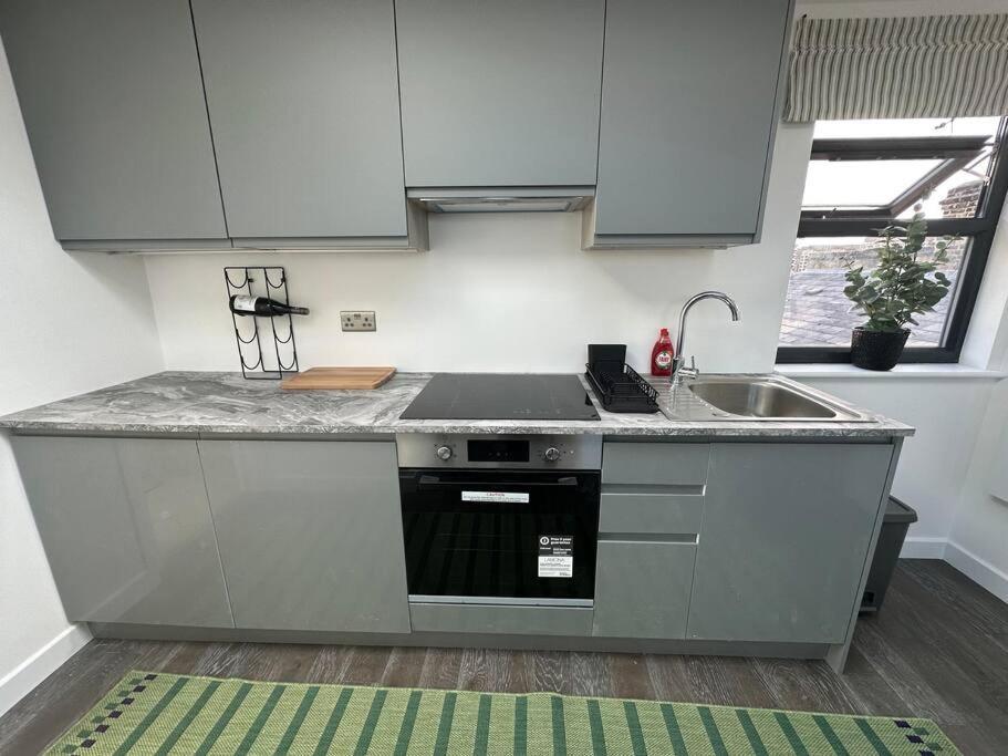 Lovely New Decor Studio - 4 The Southwell * Londres