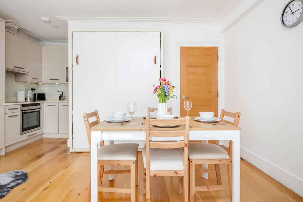 The Hyde Park Corner Apartment *