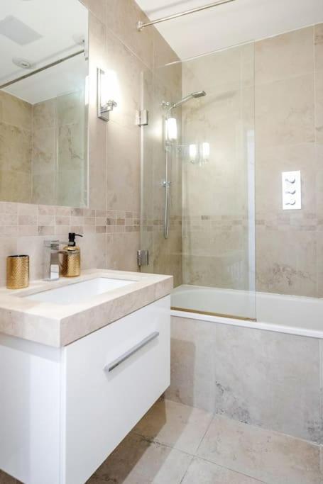 The Hyde Park Corner Apartment