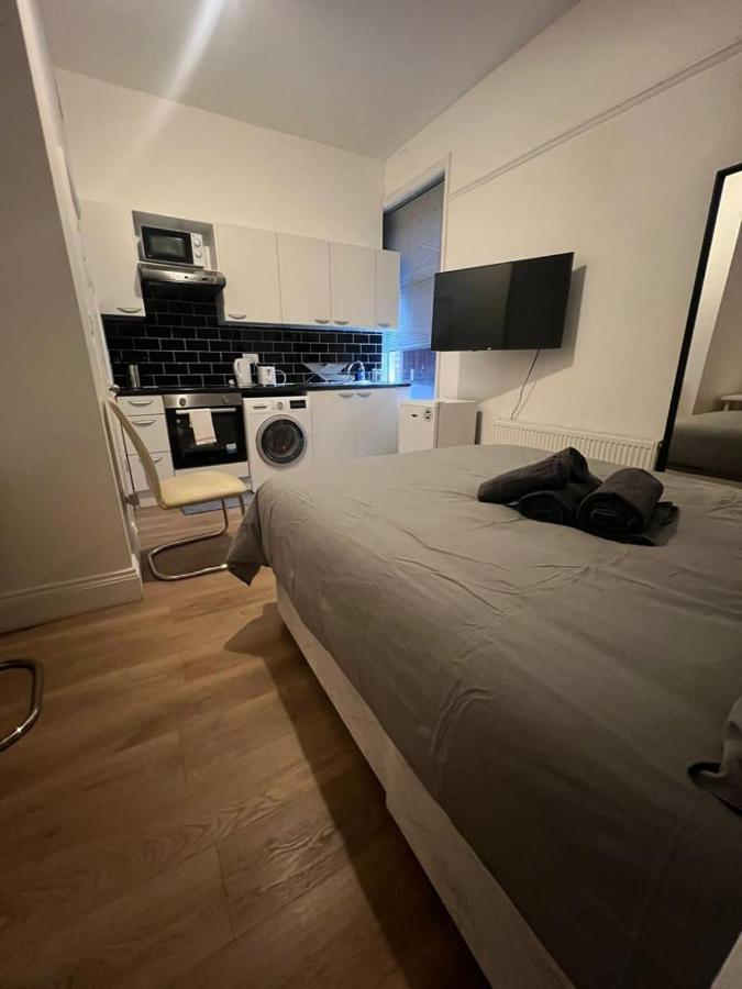 Private Self Contained Studio In The Heart Of Golders Apartamento Londres