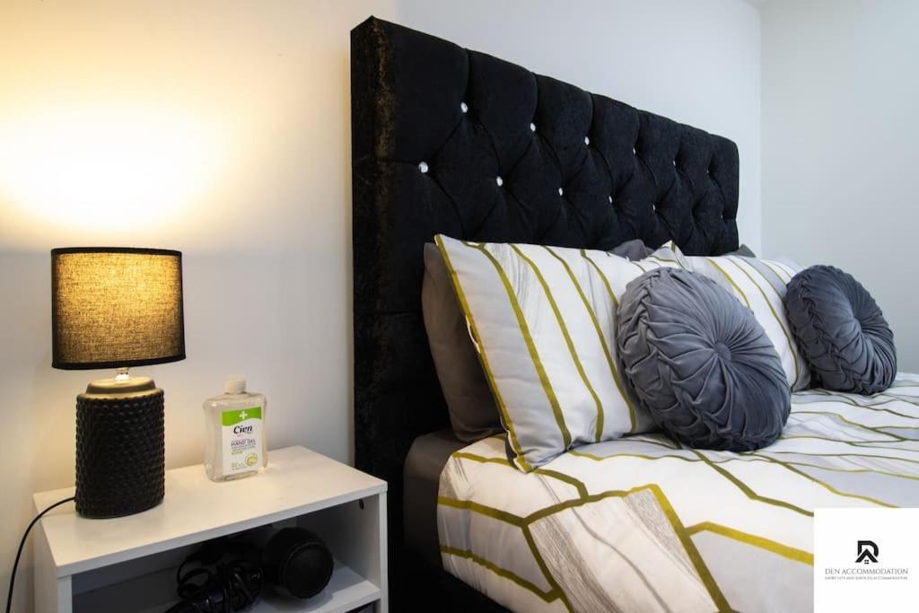 Weekly & Monthly - Beautiful 2 Bed House With Free Parking - Relocation, Business & Group - 5 Guests - By Den Short Lets & Serviced Accommodation, Woolwich Londen
