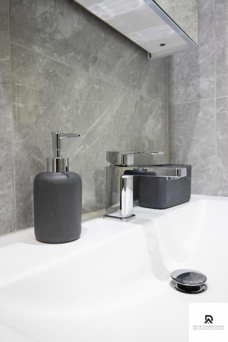 Weekly & Monthly - Beautiful 2 Bed House With Free Parking - Relocation, Business & Group - 5 Guests - By Den Short Lets & Serviced Accommodation, Woolwich * Londen