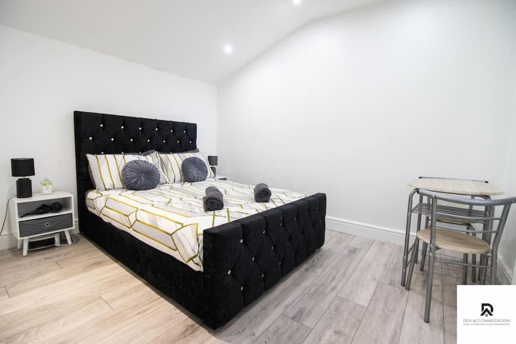 Weekly & Monthly - Beautiful 2 Bed House With Free Parking - Relocation, Business & Group - 5 Guests - By Den Short Lets & Serviced Accommodation, Woolwich Appartement Londen