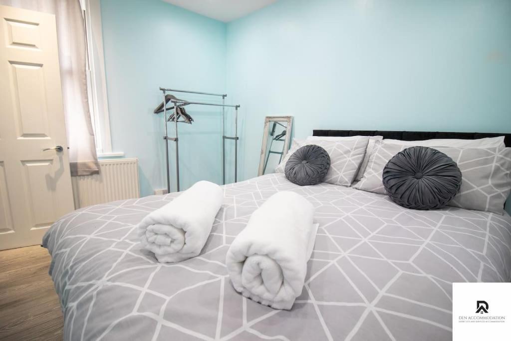 Weekly & Monthly - Beautiful 2 Bed House With Free Parking - Relocation, Business & Group - 5 Guests - By Den Short Lets & Serviced Accommodation, Woolwich *
