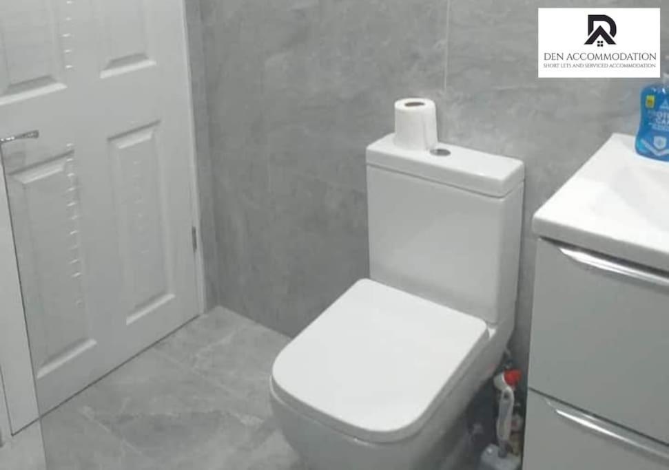 Weekly & Monthly - Beautiful 2 Bed House With Free Parking - Relocation, Business & Group - 5 Guests - By Den Short Lets & Serviced Accommodation, Woolwich *